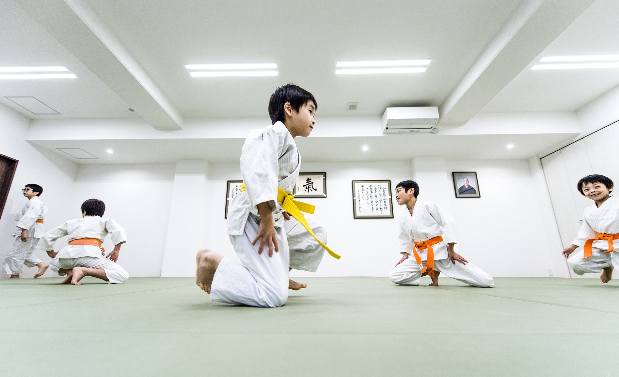 子どもクラス（整列・座り）の稽古風景